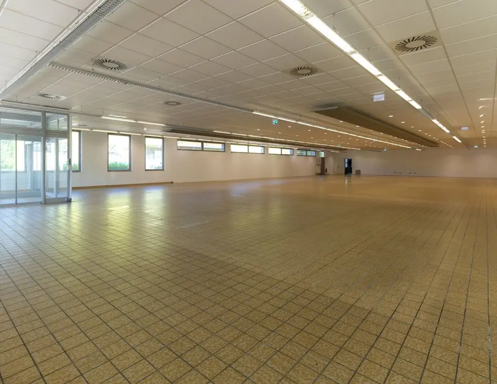 Vielseitige Gewerbeimmobilie mit Parkplätzen für Ihre Geschäftsidee in Wörgl