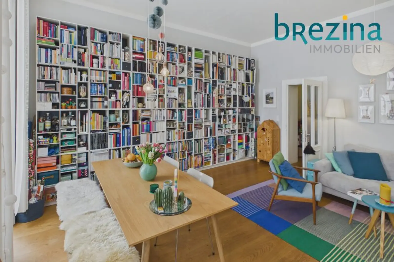 Wohnzimmer Bücherwand und Essbereich
