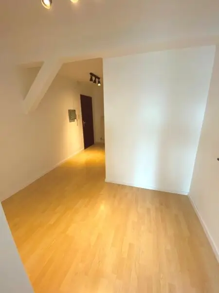 Nur ca. € 4.200 pro m² - 3 Zimmer DG-Wohnung  -  2 Gehminuten zur U3 Station Johnstraße