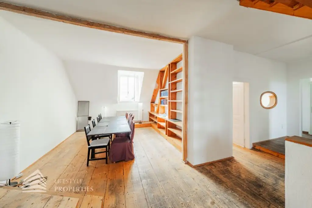 Exklusives Baugrundstück in einzigartiger Lage mit Einreichplanung!