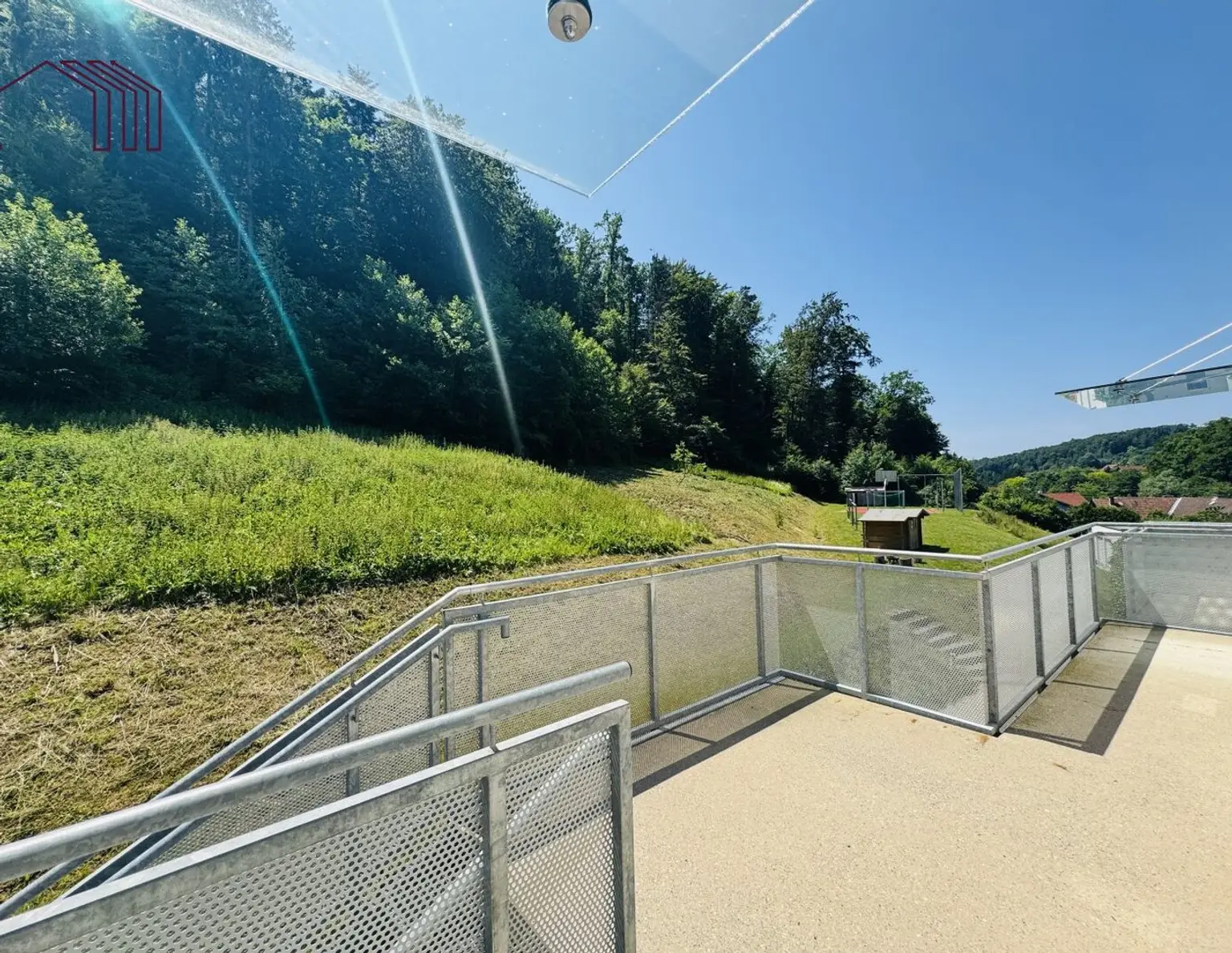 FERNBLICK: Geräumige 4-Zimmer-Wohnung mit mehreren Balkonen, Panoramablick und wunderschönem Allgemeingarten