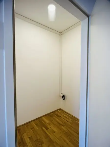 Vielseitig nutzbare, sanierte Praxis / Wohnung in zentraler Bahnhofsnähe in Brunn am Gebirge – Kauf oder Miete möglich!