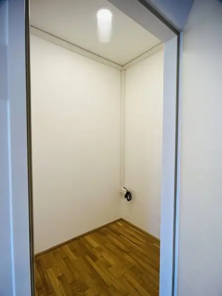 Vielseitig nutzbare, sanierte Praxis / Wohnung in zentraler Bahnhofsnähe in Brunn am Gebirge – Kauf oder Miete möglich!