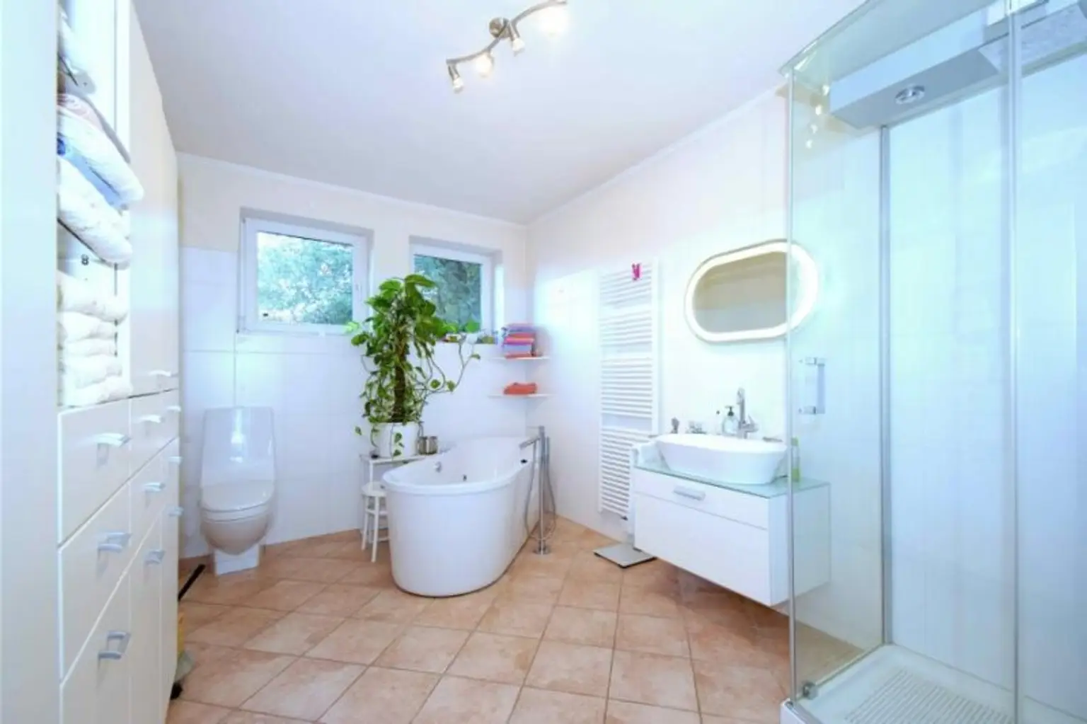 Exklusives Traum-Anwesen mit Naturteich und Gästehaus