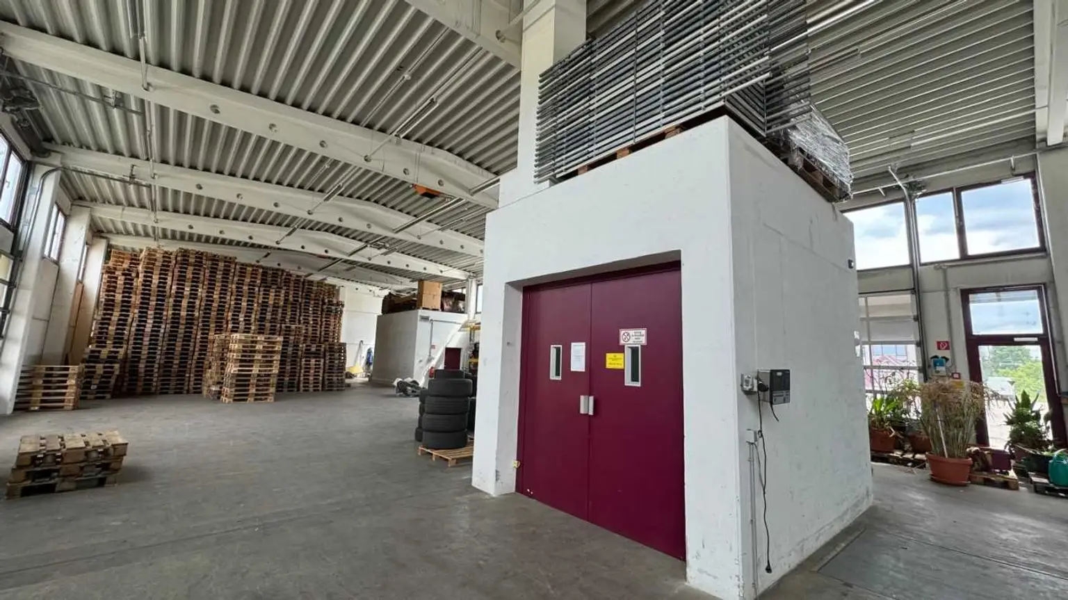 Bestandsfreie Gewerbeliegenschaft mit Lagerhalle & Bürotrakt