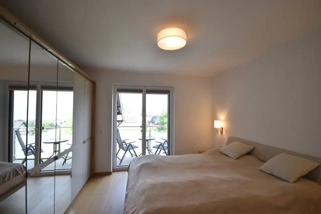 "TRAUMHAFTER BLICK AUF DEN ATTERSEE - Neu renoviertes Ferienhaus mit Einliegerwohnung und großem Garten"
