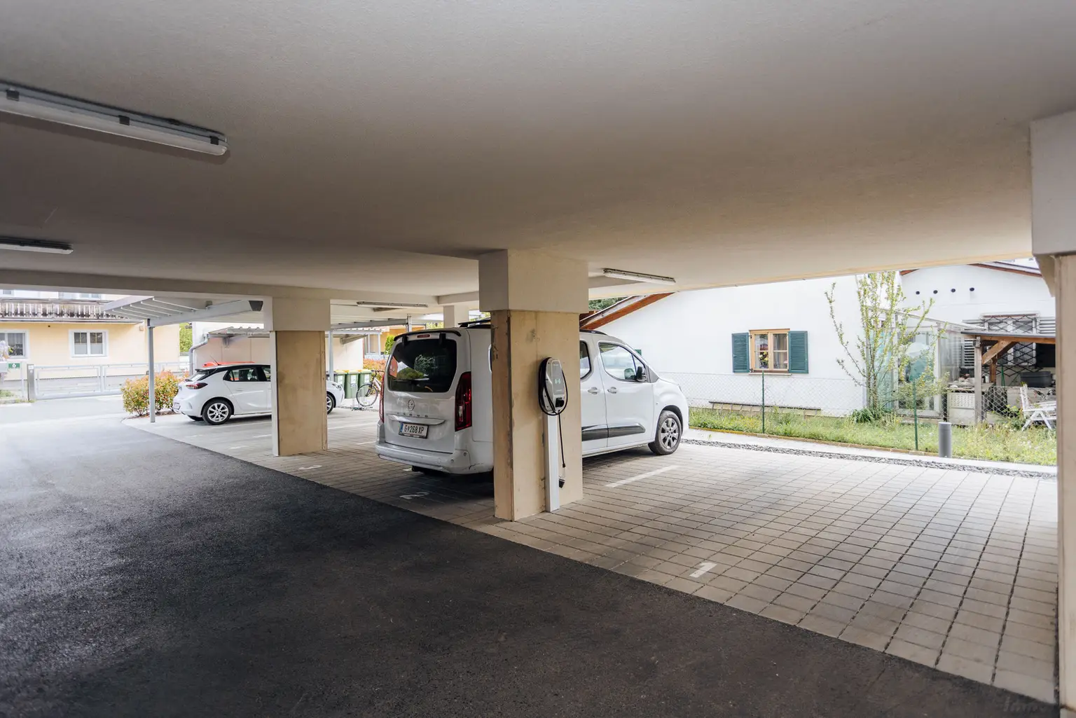 überdachter Parkplatz