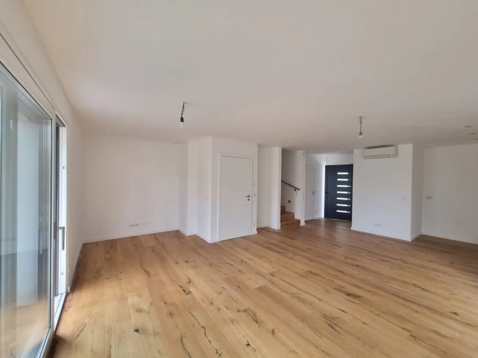 Modern und komfortabel: Erstbezug mit Terrasse, Garten, zwei Balkonen, drei Badezimmern, Dachterrasse und eigenem PKW-Stellplatz.