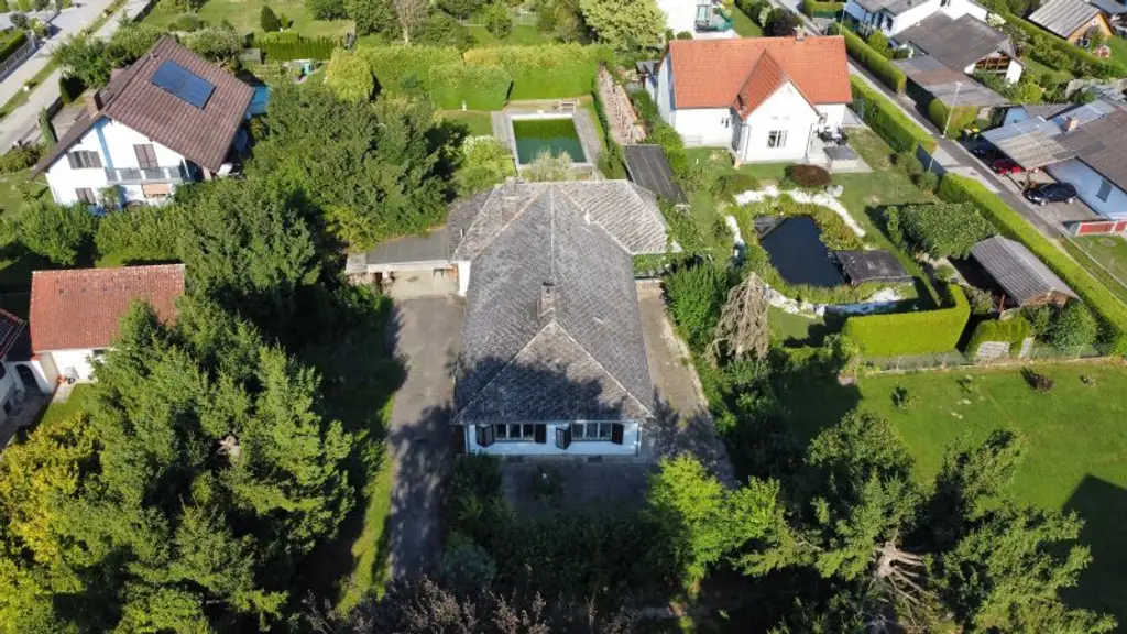 Sanierungsbedürftiger Bungalow auf großem Grundstück, Aufstockung, Erweiterung möglich