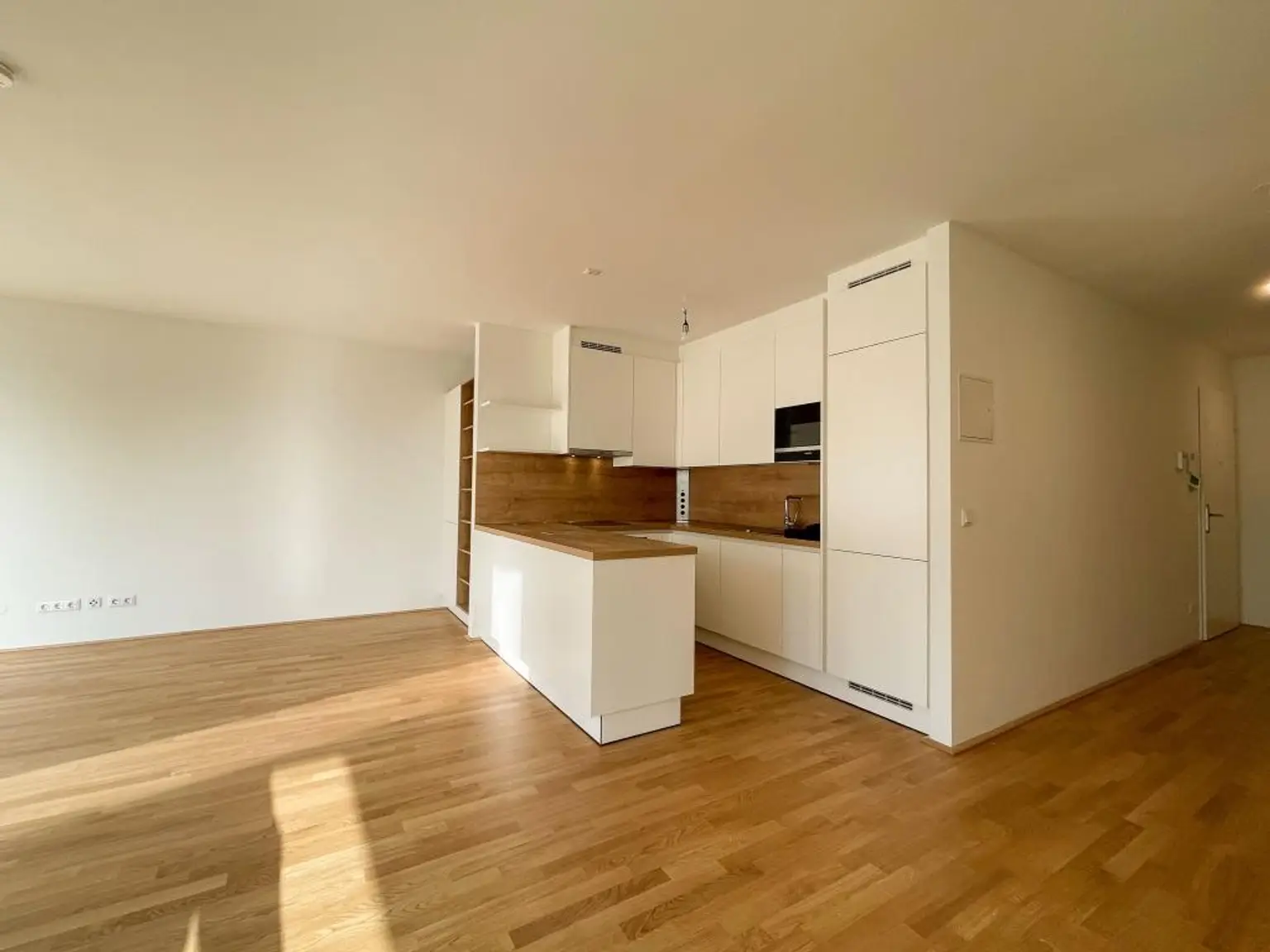 Exklusiv und komplett möblierte 3-Zimmer-Terrassenwohnung für gehob. Ansprüche // Excl. and fully furnished 3-room terr. apt for discerning tastes //