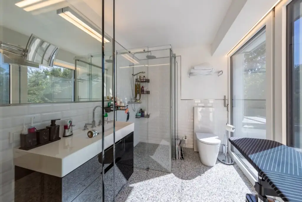 Exklusives Weinberg-Refugium: unverbaubarer Panoramablick in absoluter Ruhelage I hightech Pool I Dachterrasse mit Whirlpool I Erdwärme, Solarpaneele, Fußbodenheizung, Kühldecke