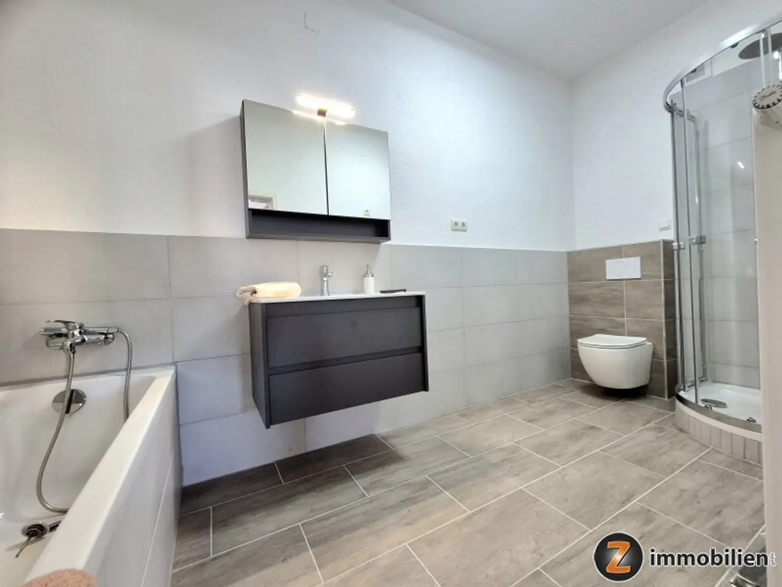 OG neues Bad mit Dusche, Wanne und WC