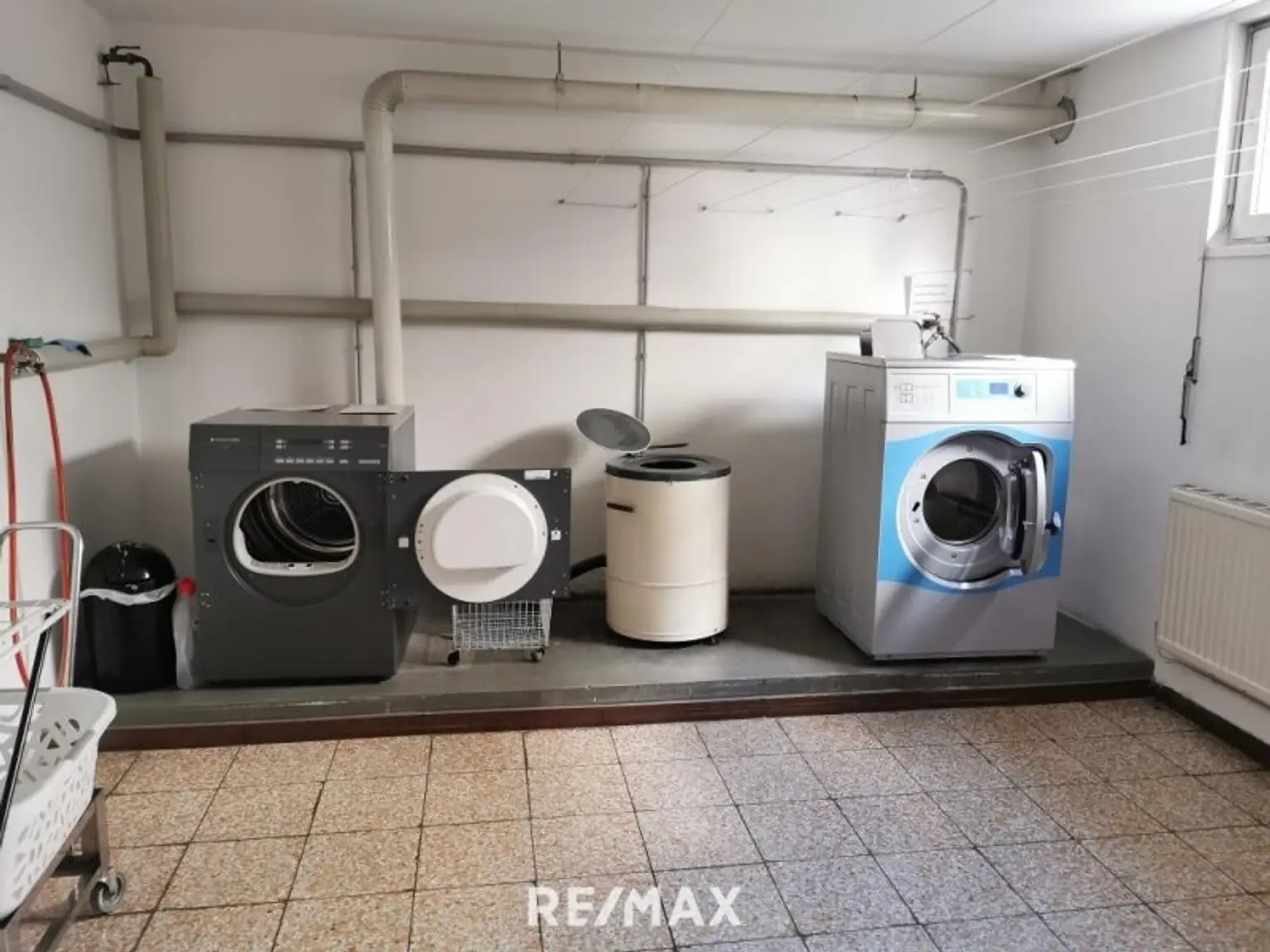 Erstbezug DG-Wohnung, 2 Terrassen, ruhig gelegen, Garage möglich.