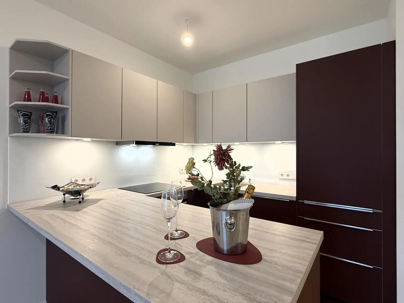 Kleine Perle im ultramodernen Wohnhaus mit Pool am Dach zu mieten // Small gem in an ultra-modern apartm. building with pool on the roof for rent //