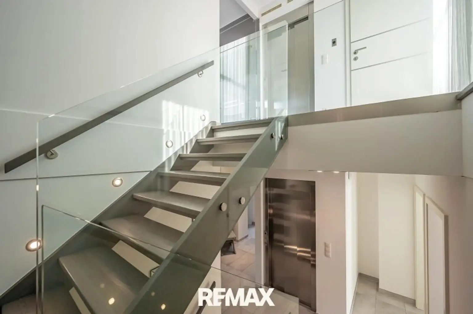 Blick zu den Aufzugszugängen