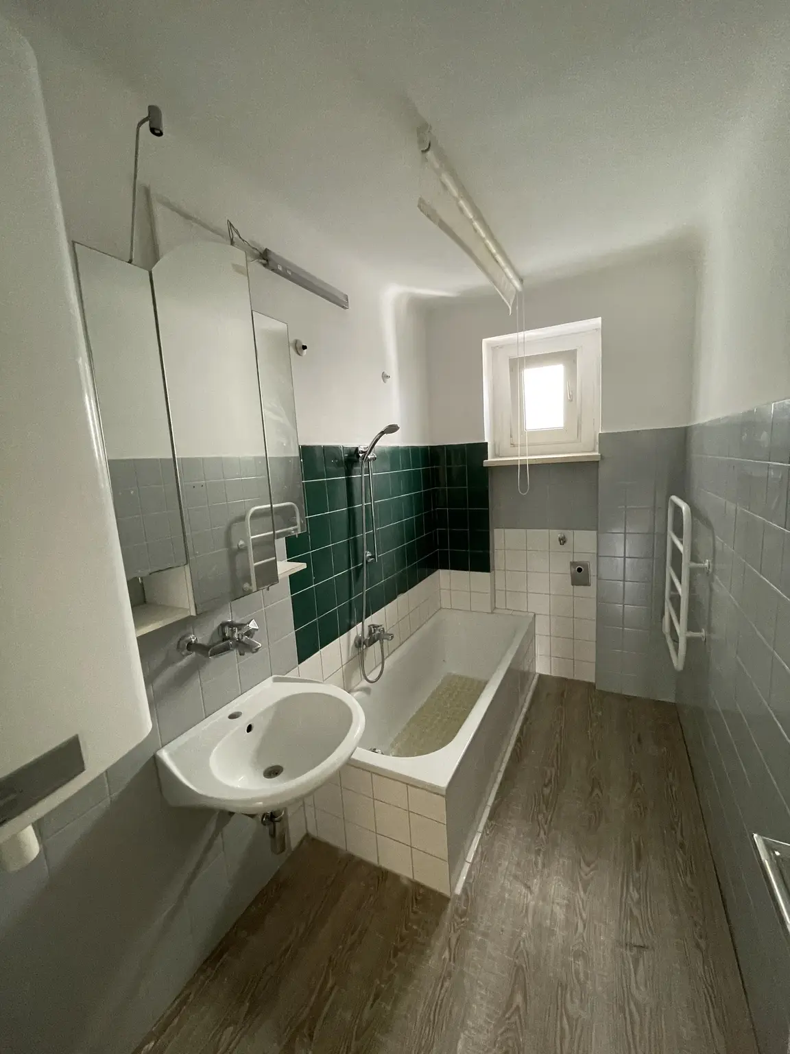 HELLE 3-ZIMMER-WOHNUNG MIT LOGGIA UND SCHÖNEM FERNBLICK - KFZ-STELLPLATZ!