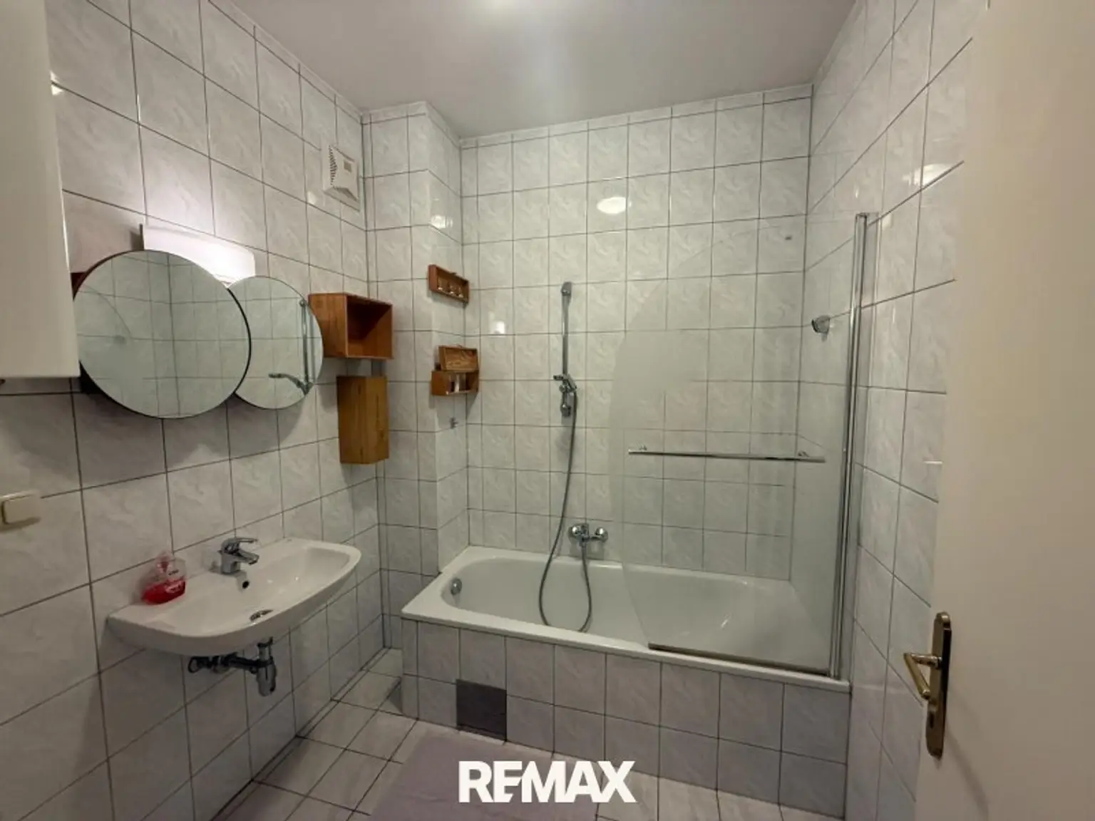 Bad mit Wanne und Waschmaschinenanschluss