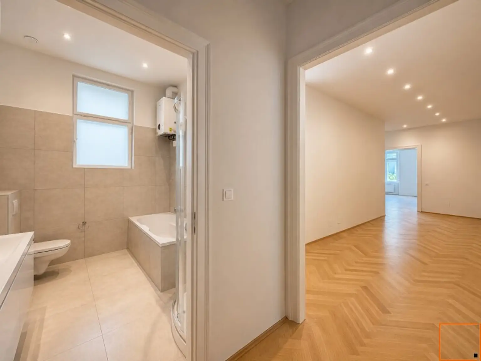 Der Gang mit Blick auf das Badezimmer