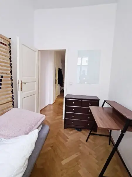 SIEBENBRUNNENPLATZ, gepflegte 85 m2 Altbau, 3 Zimmer, Küche, Wannenbad, Parketten, WG-geeignet, Reinprechtsdorfer Straße