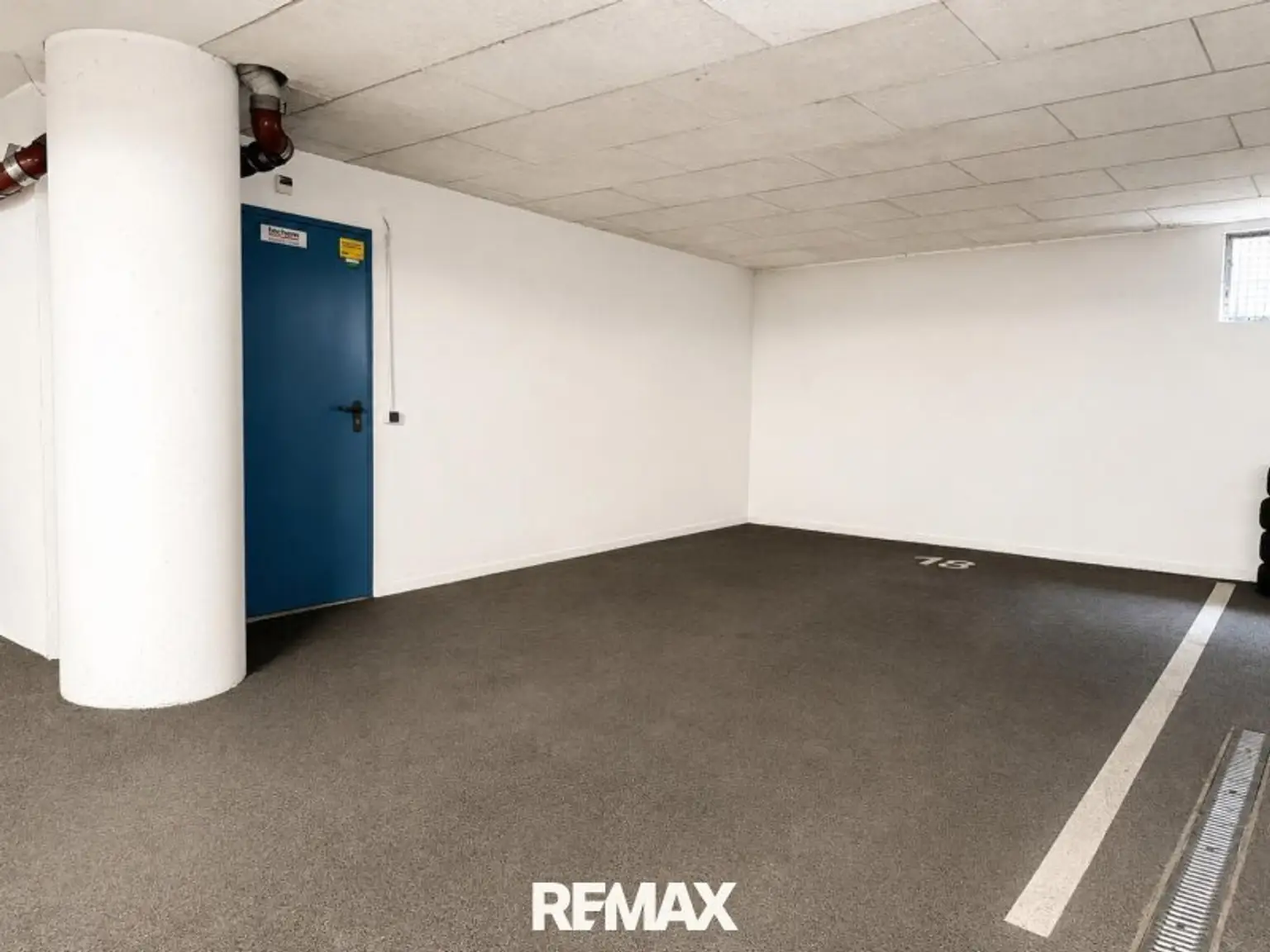 Geräumiger Parkplatz