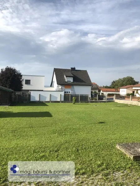 3 geräumige Zimmer, Küche mit Essplatz, Gartennutzung und PKW Stellplatz
