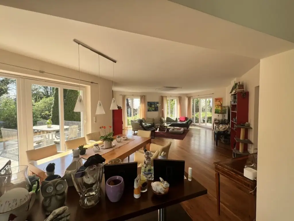 Moderne, zentrumsnahe Familienvilla mit großem Garten in gefragter Grünruhelage (!)