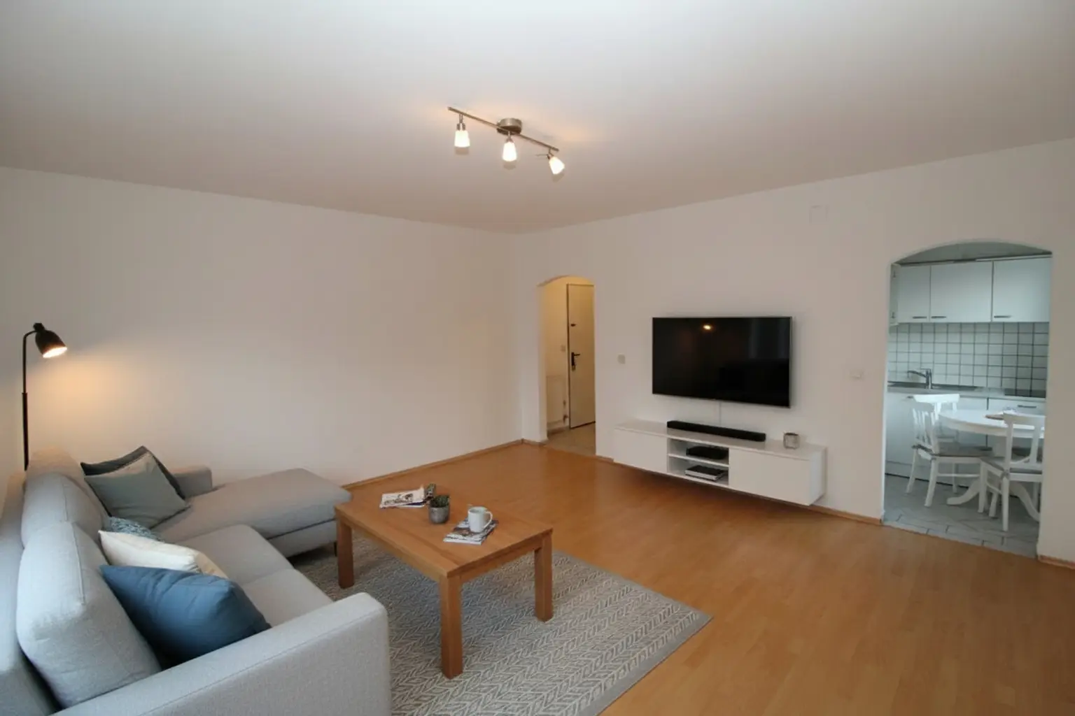 Wohnbereichsbeispiel mit Blick zum Küchenbereich: KI generiert