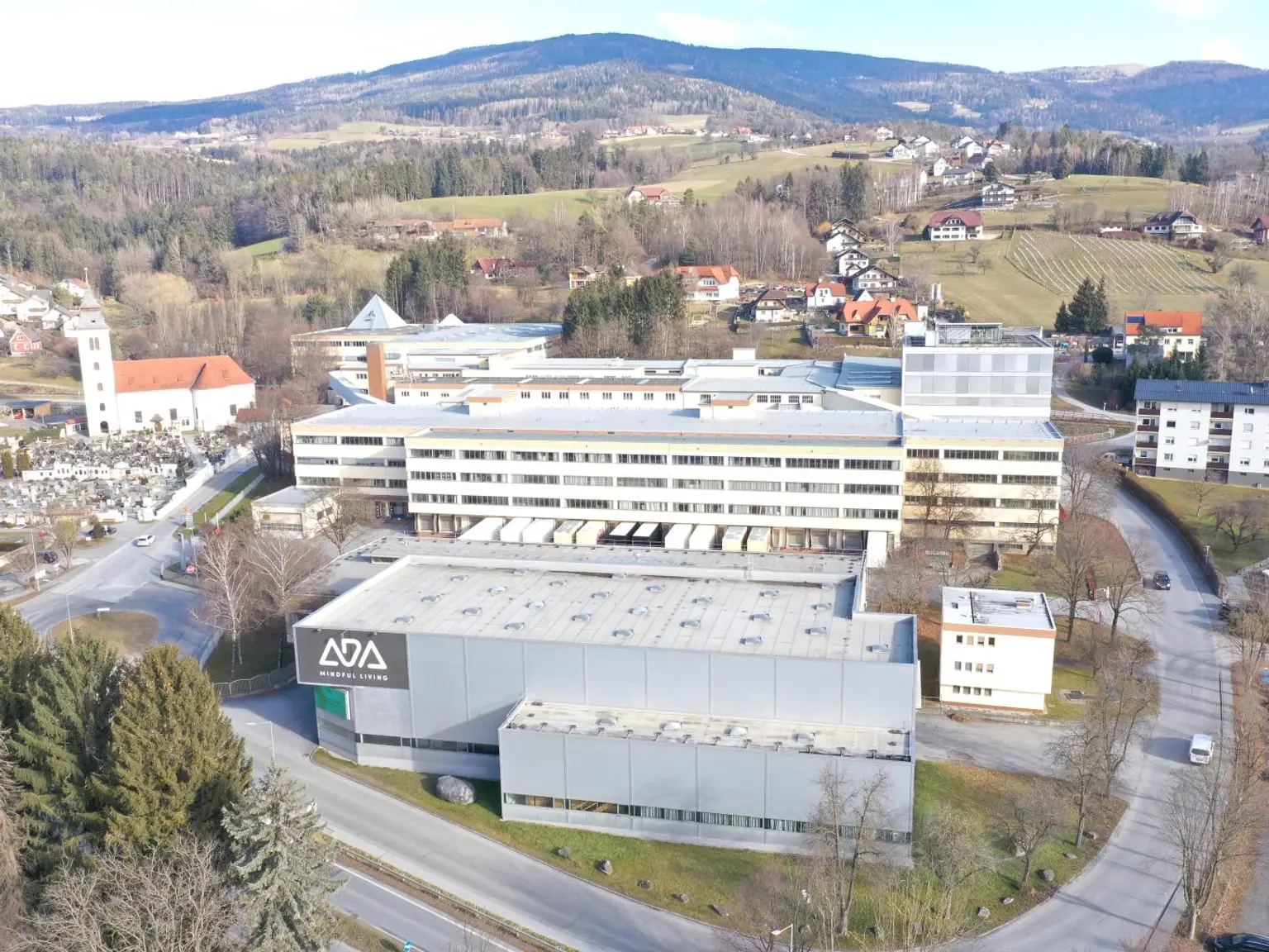 Betriebsliegenschaft mit Hallen- und Lagerflächen