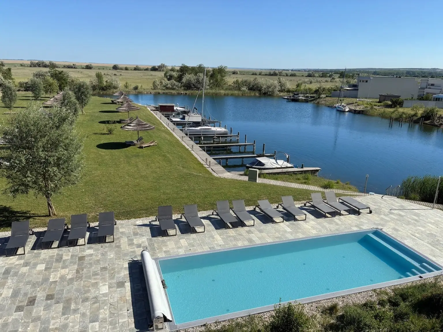 Pool und Liegewiese