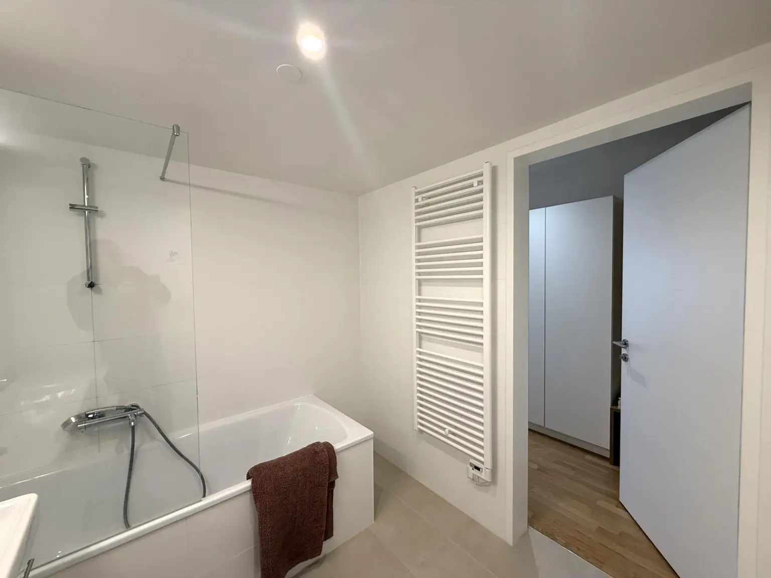 Exklusiv und komplett möblierte 3-Zimmer-Terrassenwohnung für gehob. Ansprüche // Excl. and fully furnished 3-room terr. apt for discerning tastes //