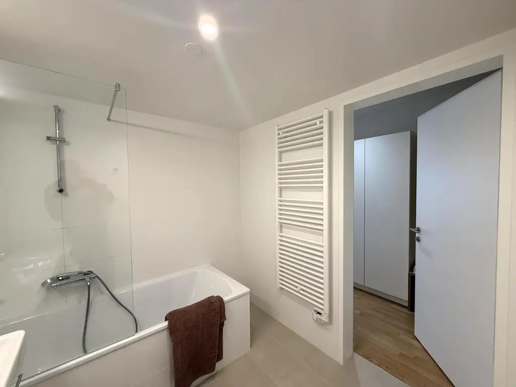 Exklusiv und komplett möblierte 3-Zimmer-Terrassenwohnung für gehob. Ansprüche // Excl. and fully furnished 3-room terr. apt for discerning tastes //