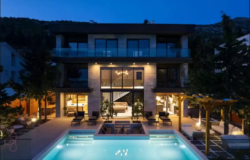Exklusivität direkt am Meer – Moderne Luxusvilla bei Zadar mit 6 Suiten & Investmentpotenzial
