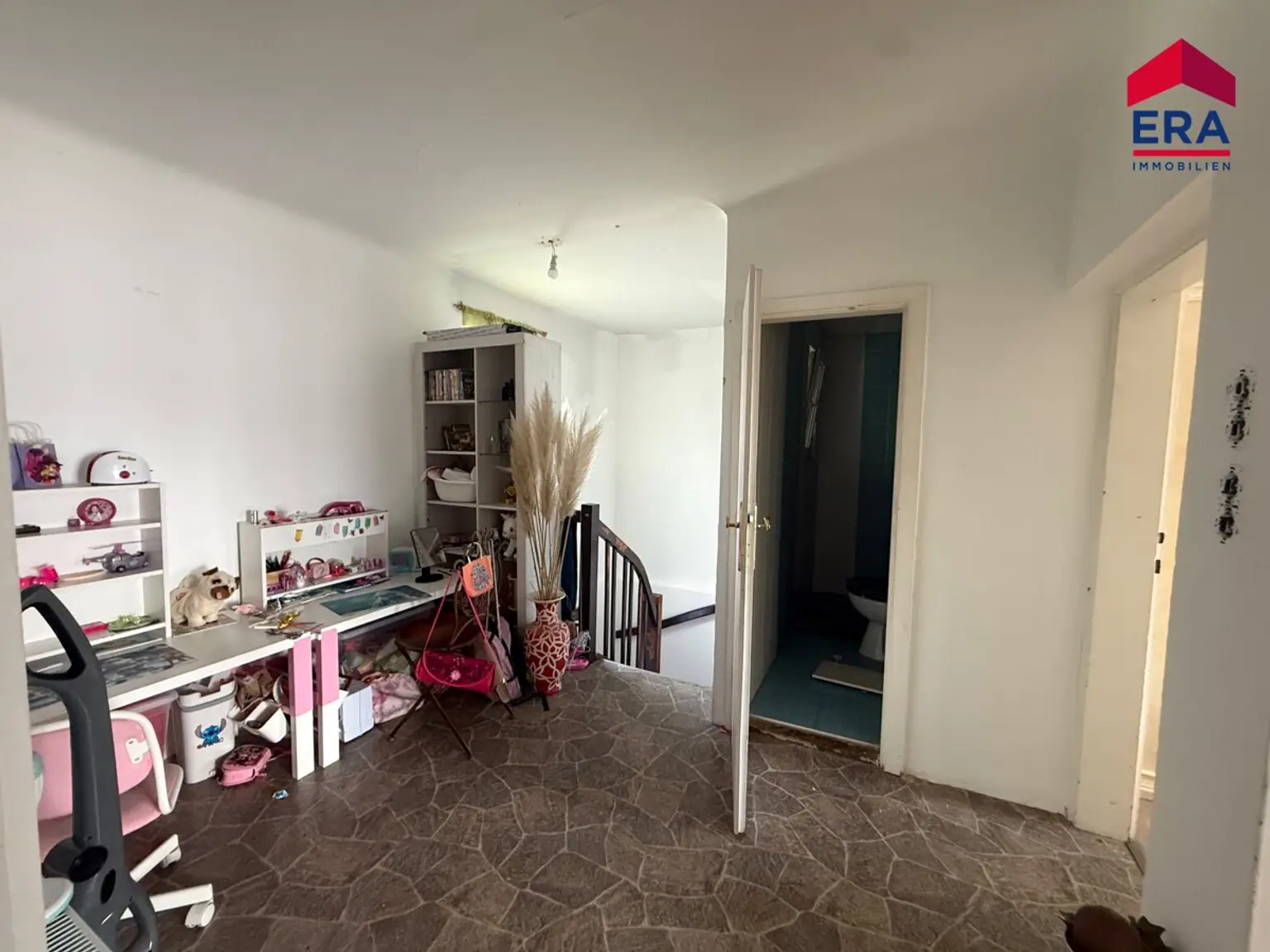 NEU: Viel Platz für Familie, Hobby und Werkstatt – Einfamilienhaus mit 4 Garagen und neuem Dach