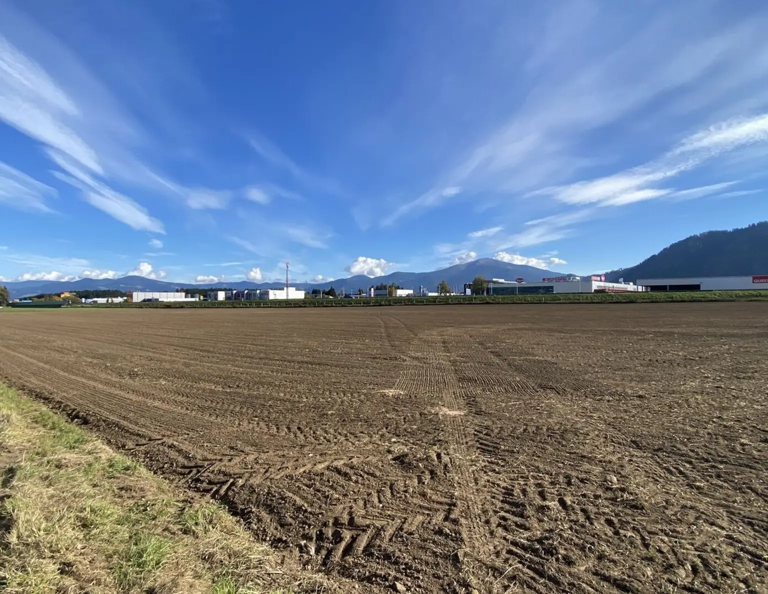 Gewerbegrundstück mit der Top-Lage an der S36 gegenüber Arena am Waldfeld - ideale Voraussetzungen für Ihr Unternehmensprojekt