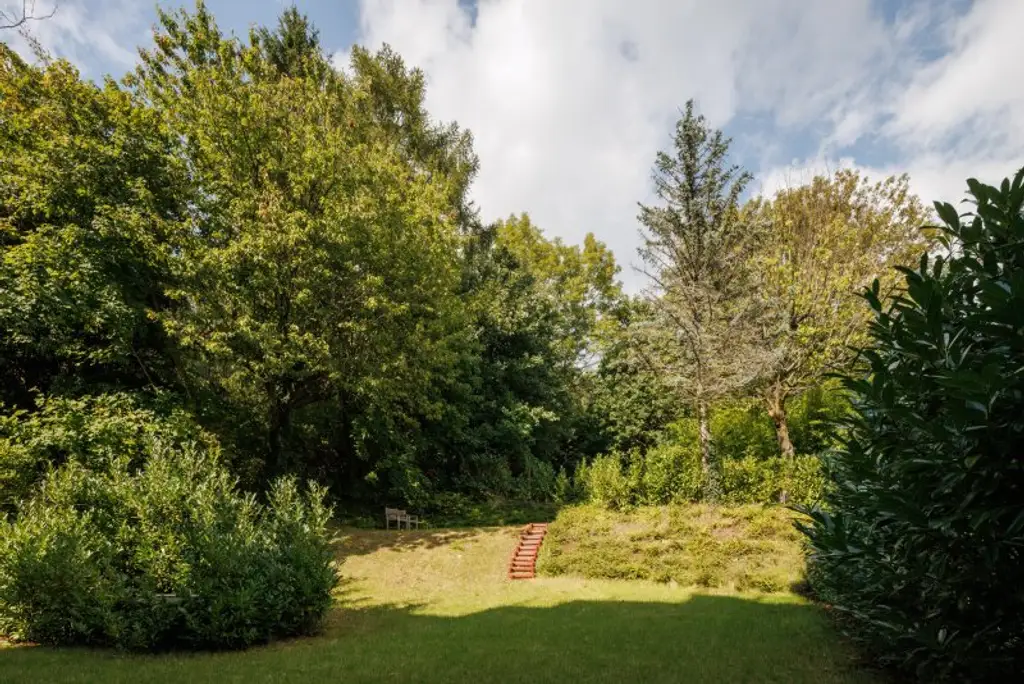 WOHNUNG mit 300 m² Privatgarten im 1190 Wien + Pool und Gym Nähe American Int. School