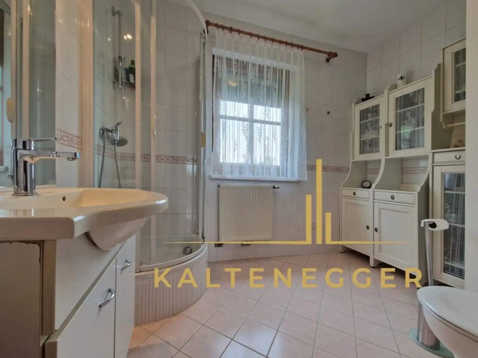 EG: Badezimmer + WC ca. 5,92 m²