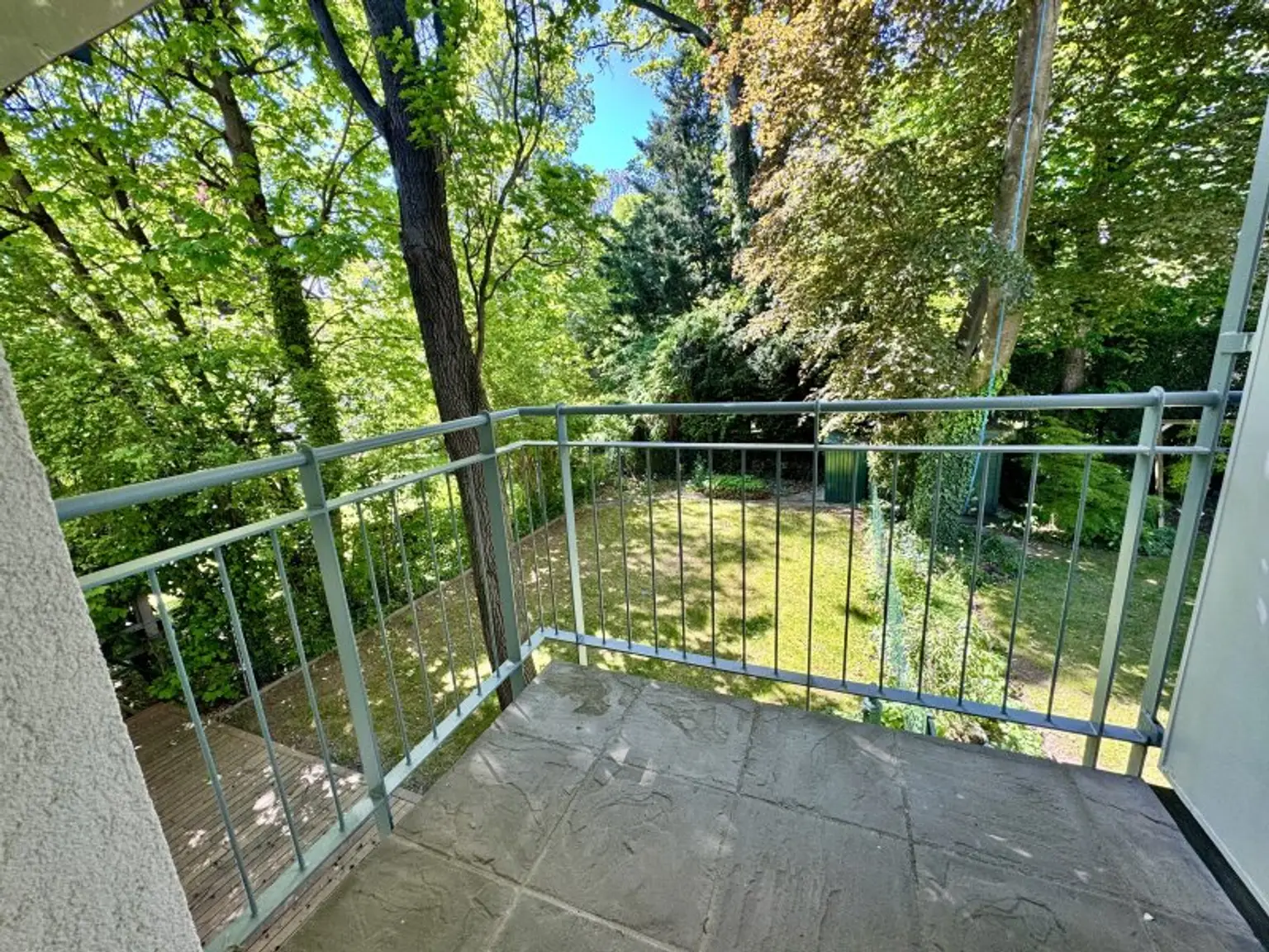 Blick vom Balkon in den Garten