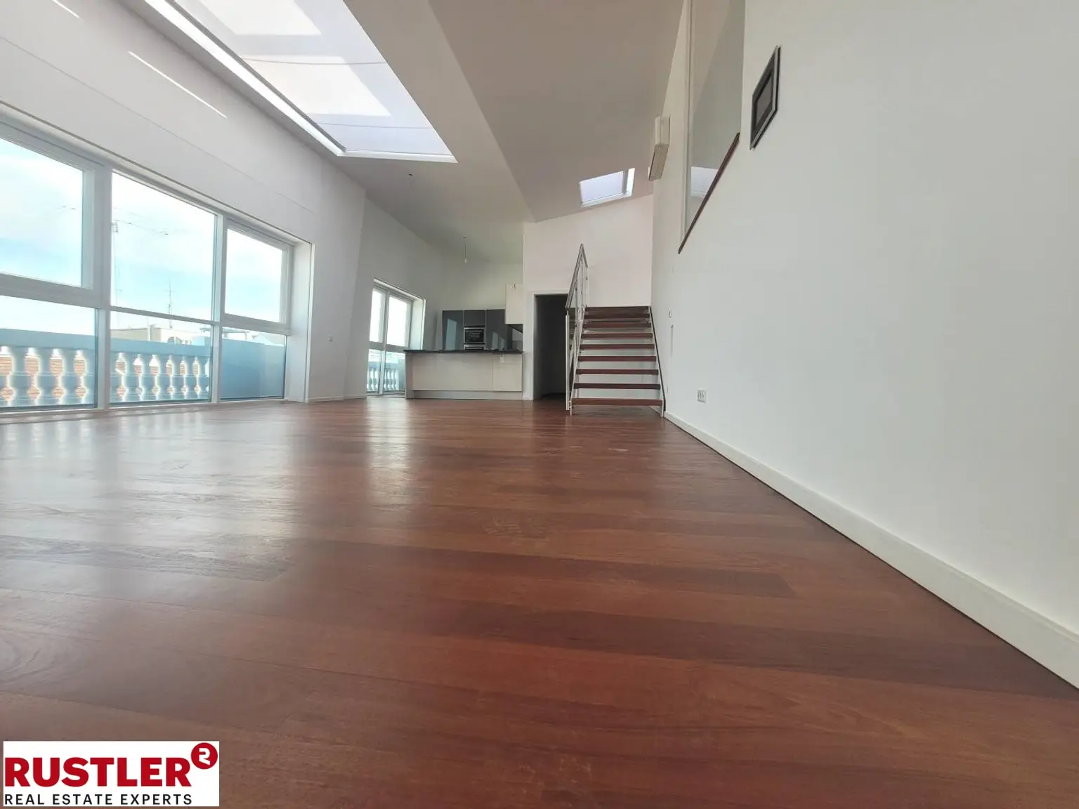 TRAUMHAFTE DG-WOHNUNG MIT BLICK AUF DIE KARLSKIRCHE!