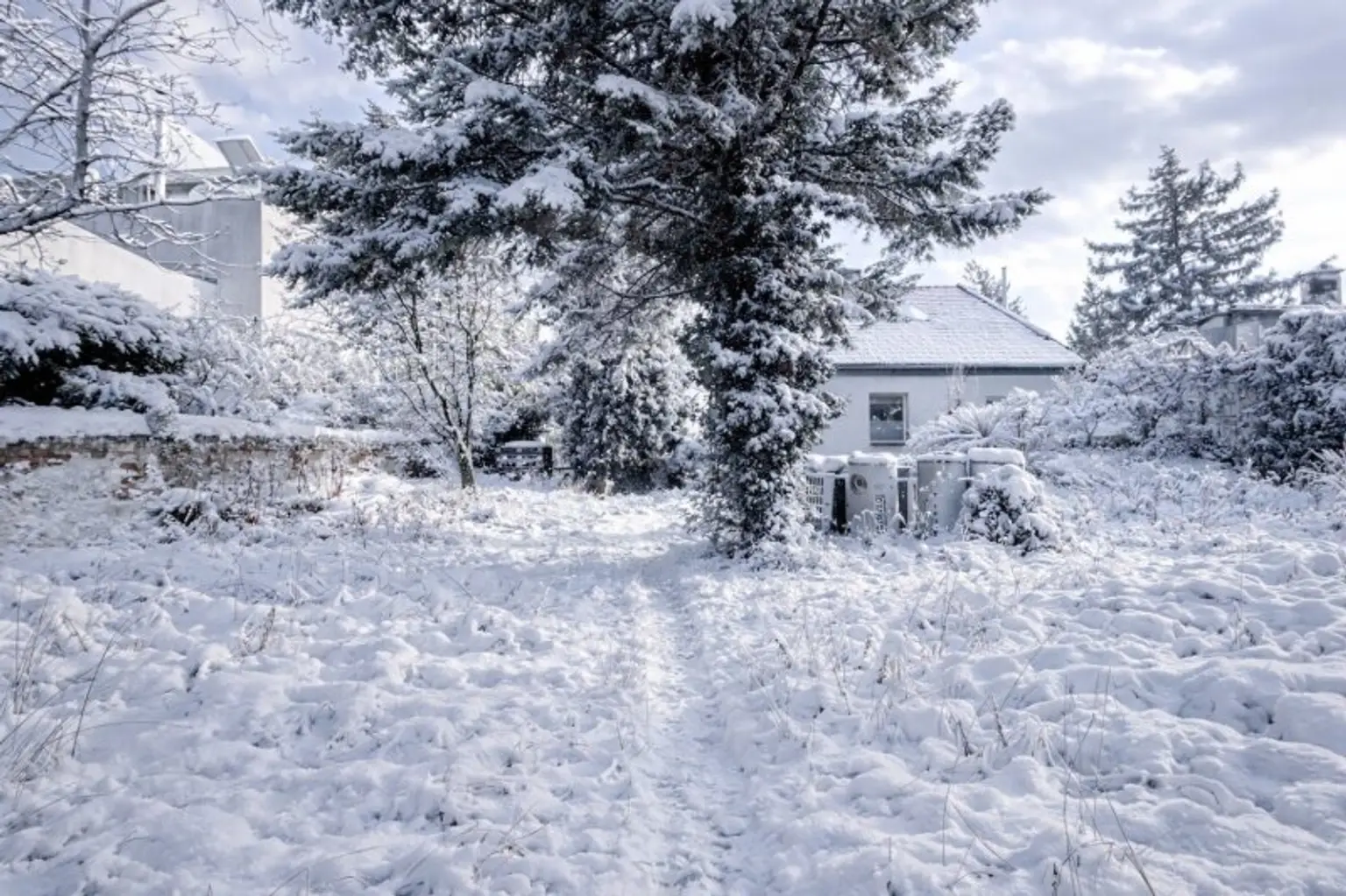 Grundstück KI-Bearbeitet