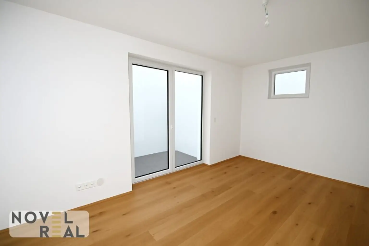 SCHLÜSSELFERTIGES ECKREIHENHAUS - 136 m² - ZIEGELMASSIV - AUF EIGENGRUND - UNVERBAUTER FERNBLICK