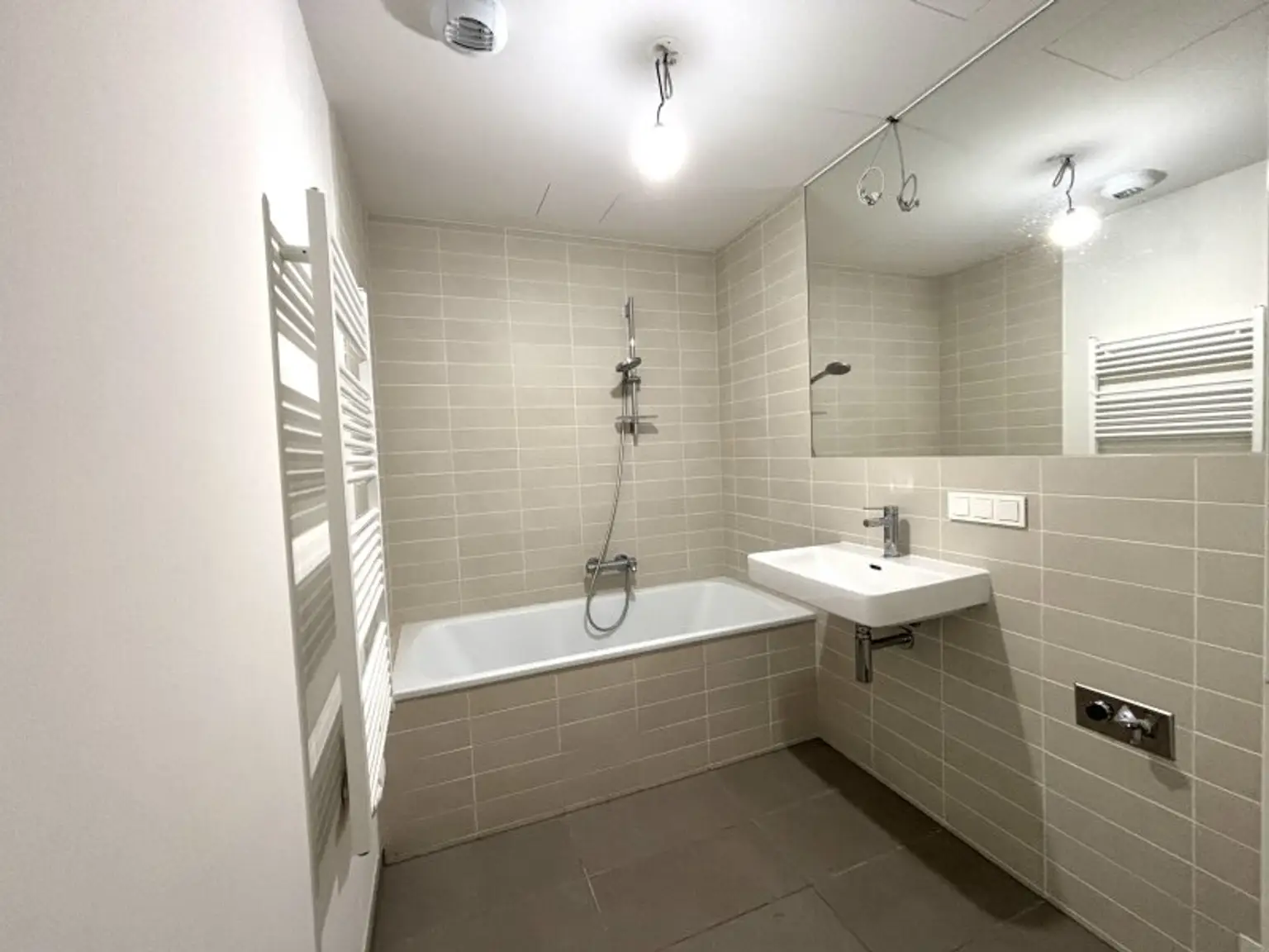 U-Bahn-Station KAGRAN U1 I Stilvolle Wohnung mit Loggia I Rooftop POOL & SAUNA I Fitnessraum