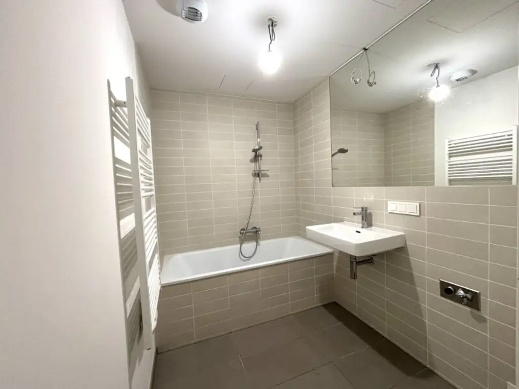 U-Bahn-Station KAGRAN U1 I Stilvolle Wohnung mit Loggia I Rooftop POOL & SAUNA I Fitnessraum