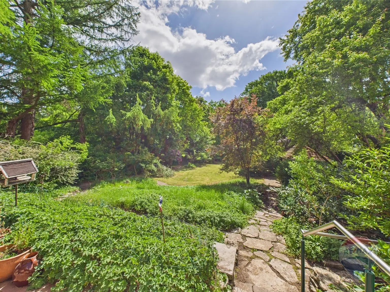 Ausblick von der Terrasse auf den Garten