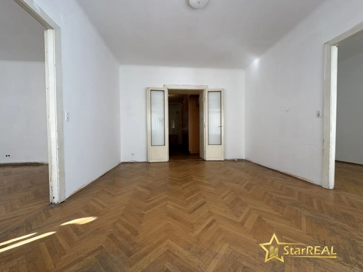 ROHDIAMANT IN TOPLAGE! U6 DIREKT. SANIERUNGSBEDÜRFTIGE 3,5 ZIMMER. FISCHGRÄTPARKETT.