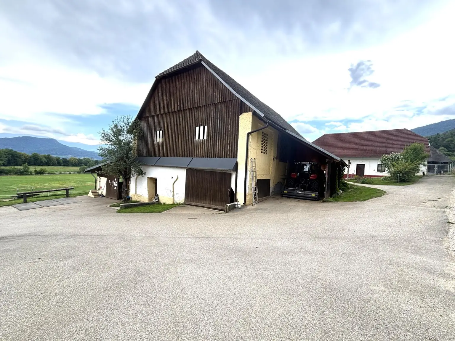 KLEINLANDWIRTSCHAFTLICHES JUWEL! CA.10 HEKTAR WALD! WIESEN! BETRIEBSFLÄCHEN!