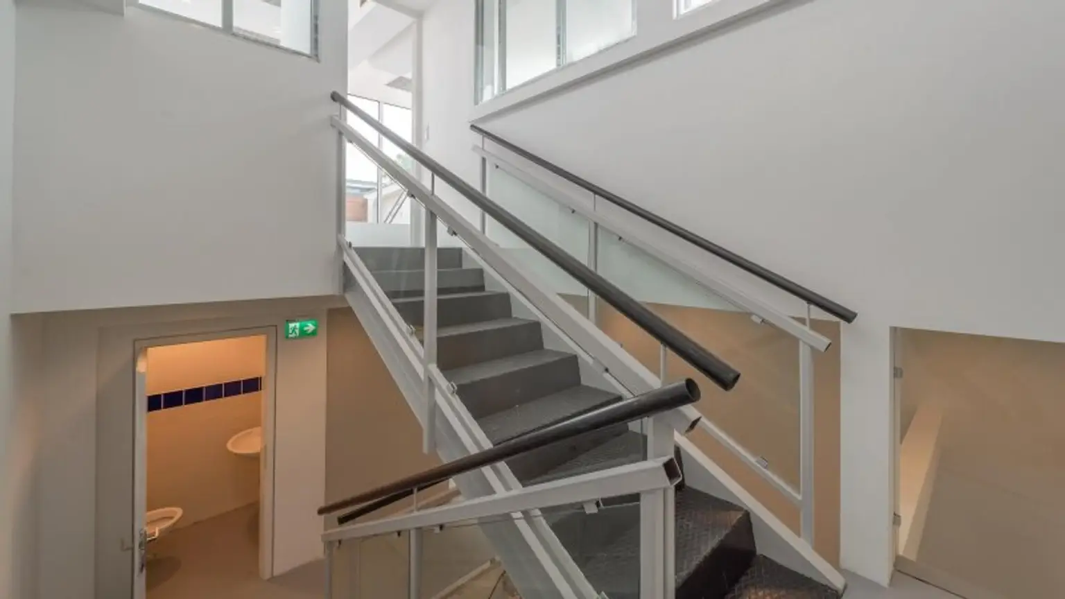 " Lagerhallen " Büroflächen " Freiflächen " UNBEFRISTET "