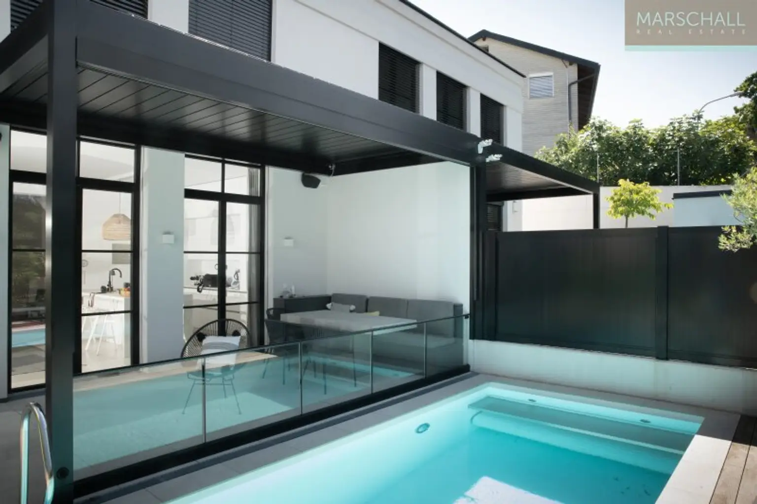 Außergewöhnliche Doppelhaus-Hälfte mit Pool