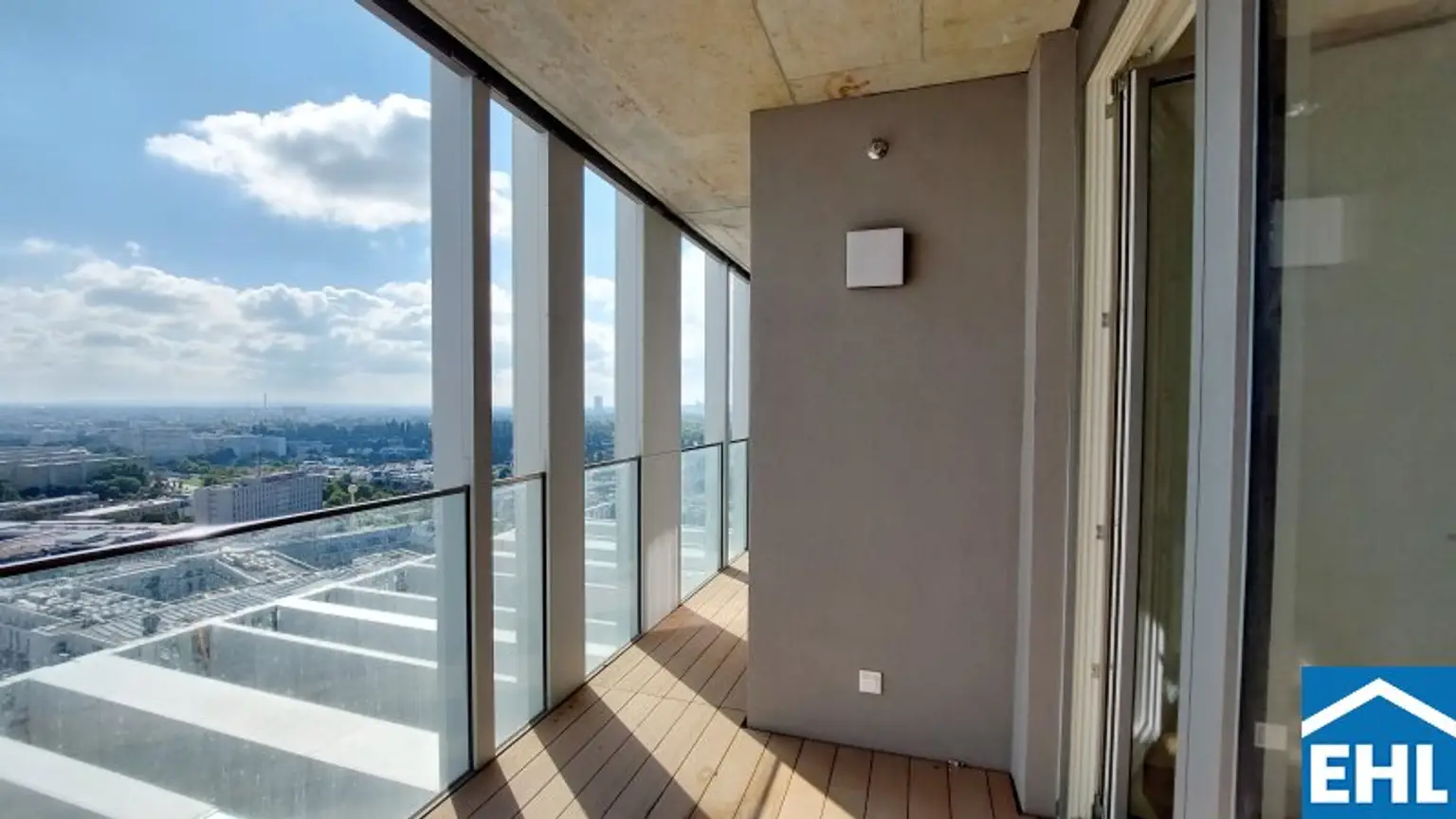 Erstbezug im VIENNA TWENTYTWO bei der U1 *Rooftop-Pool inklusive*