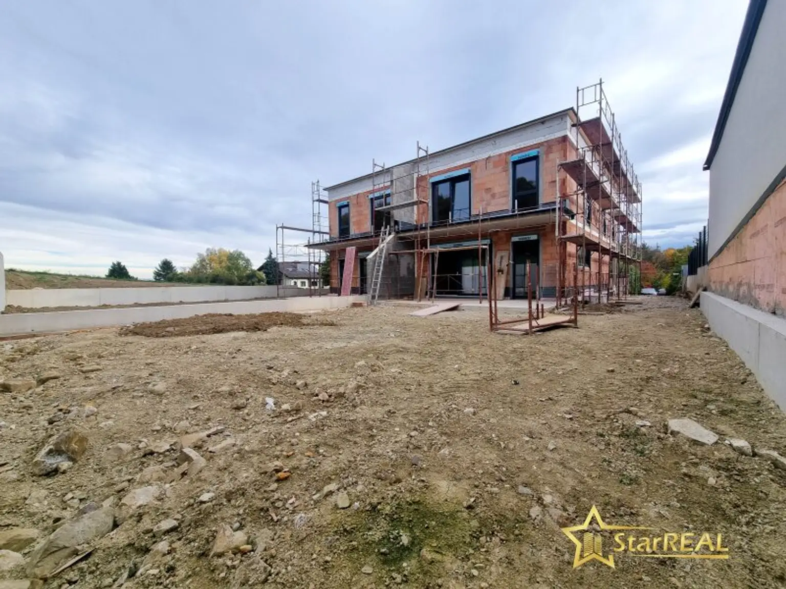 LETZTES HAUS VERFÜGBAR! IDEAL FÜR FAMILIEN! 5-ZIMMER-ZIEGELHAUS MIT UNVERBAUBAREN AUSBLICK. MIT KELLER, BALKON, TERRASSE, CARPORT UND GROSSEM GARTEN.