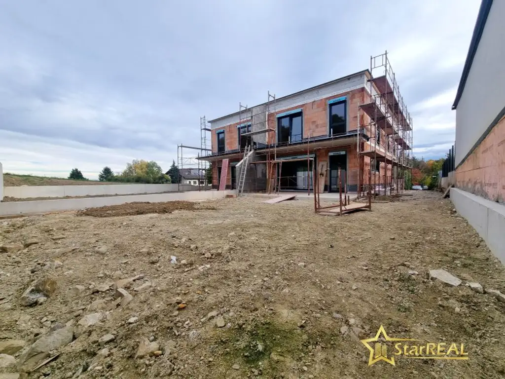 LETZTES HAUS VERFÜGBAR! IDEAL FÜR FAMILIEN! 5-ZIMMER-ZIEGELHAUS MIT UNVERBAUBAREN AUSBLICK. MIT KELLER, BALKON, TERRASSE, CARPORT UND GROSSEM GARTEN.